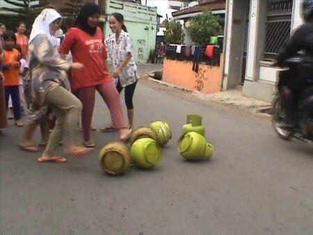 Sadis, Ditagih Hutang! Ibu Ini Hajar Rentenir Gunakan Gas LPG 3kg