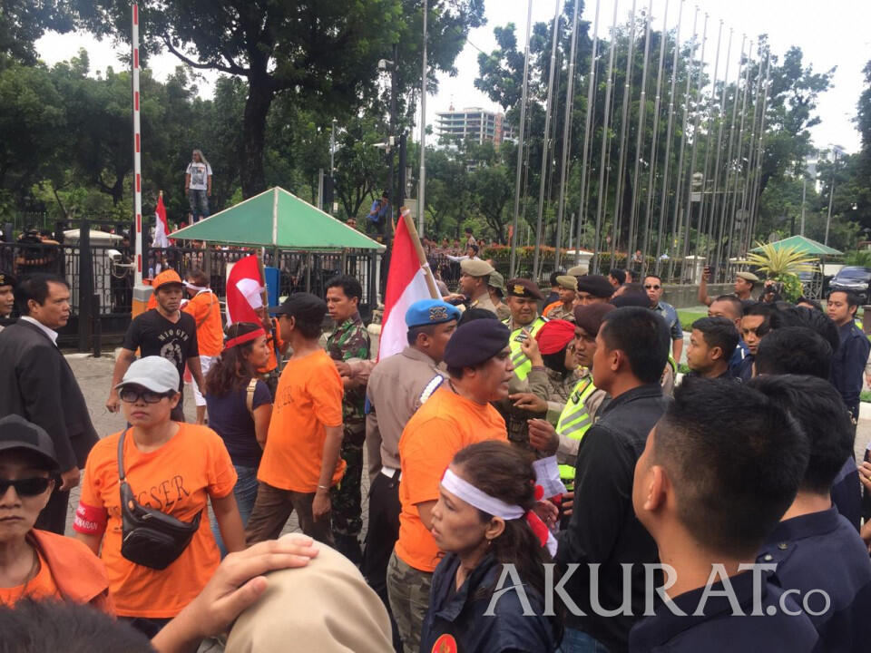 Anies Ogah Keluar Ruangan, Massa Marah Dan Terobos Pagar Balai Kota