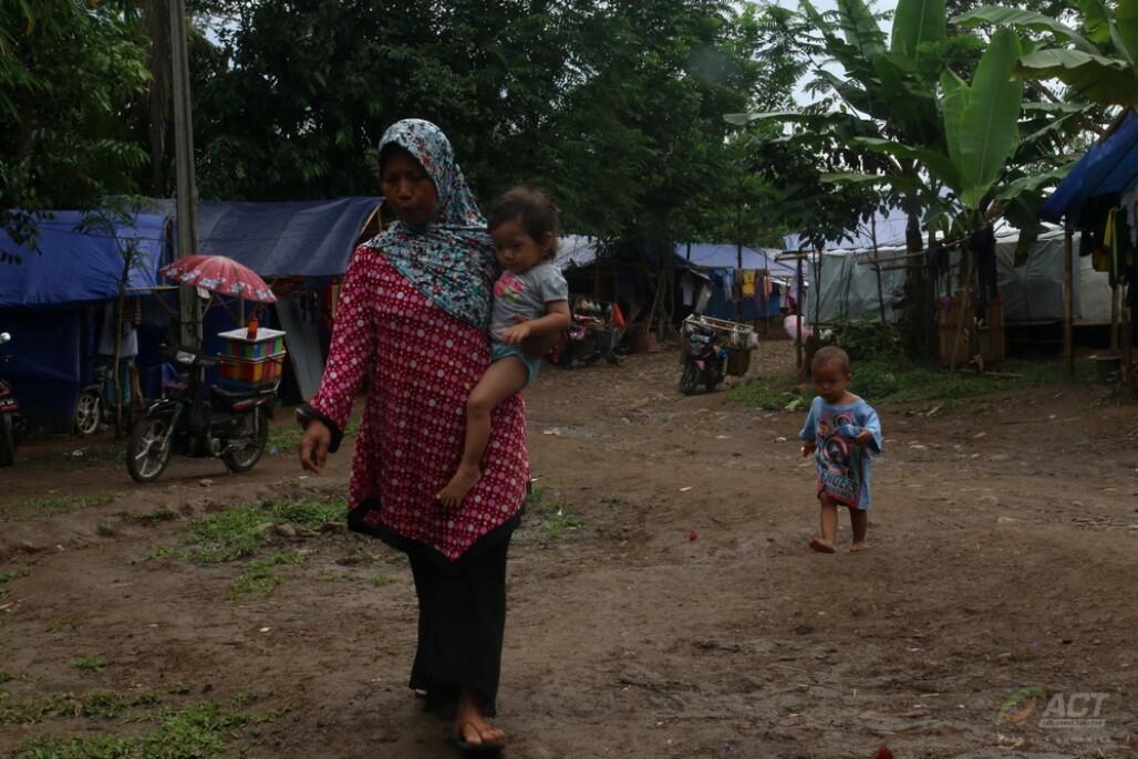 Merajut Keikhlasan di Sepetak Tenda Darurat