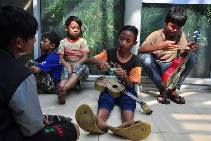 Siang Di Seberang Istana, Anak Jalanan Terpenjara Di Negeri Yang Sangat Kaya