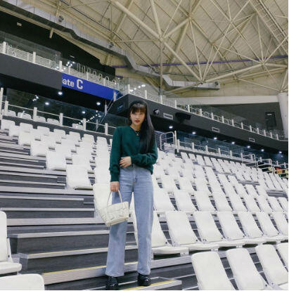 10 Inspirasi OOTD ala Joy Red Velvet yang Selalu Simple dan Kece