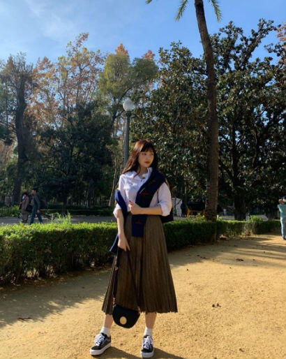 10 Inspirasi OOTD ala Joy Red Velvet yang Selalu Simple dan Kece