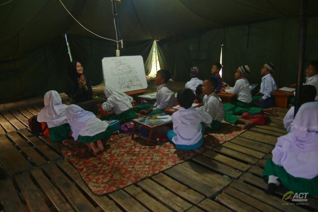 Sekolah Darurat, Tumpuan Pendidikan Pengungsi Anak di Lebak