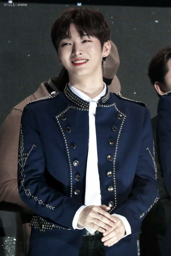 Tren Pakai Anting di Kalangan Idol K-Pop Cowok, Gimana Penilaian GanSis?