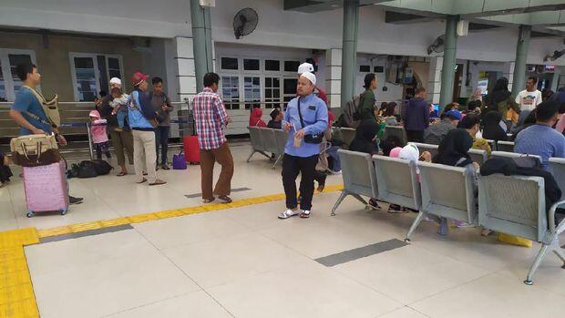 Jelang Aksi 212, Begini Suasana di Stasiun Juanda dan Stasiun Pasar Senen