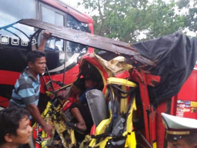 Diseruduk Bus, Bagian Depan Truk Remuk Dan Sopir Asal Bali Terjepit