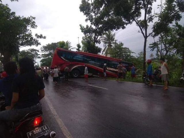 Diseruduk Bus, Bagian Depan Truk Remuk Dan Sopir Asal Bali Terjepit