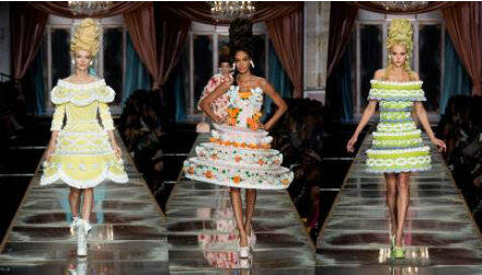 Gaun Unik Moschino di Milan Fashion Week, Terinspirasi Kue dan Marie Antoinette