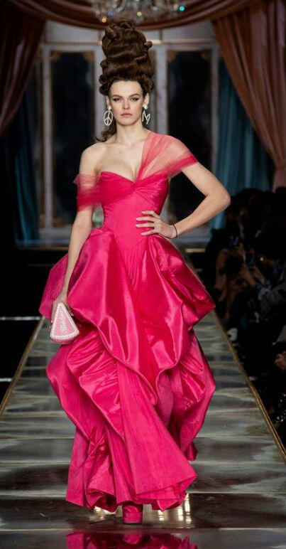 Gaun Unik Moschino di Milan Fashion Week, Terinspirasi Kue dan Marie Antoinette