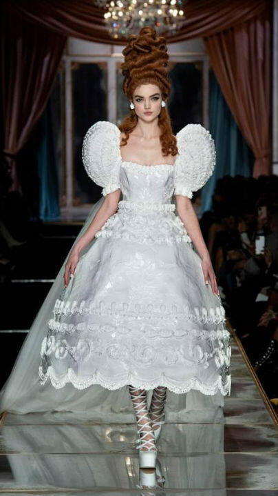 Gaun Unik Moschino di Milan Fashion Week, Terinspirasi Kue dan Marie Antoinette
