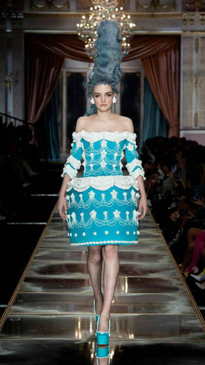 Gaun Unik Moschino di Milan Fashion Week, Terinspirasi Kue dan Marie Antoinette