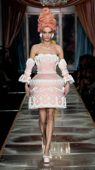 Gaun Unik Moschino di Milan Fashion Week, Terinspirasi Kue dan Marie Antoinette