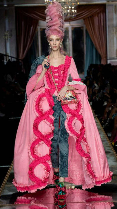 Gaun Unik Moschino di Milan Fashion Week, Terinspirasi Kue dan Marie Antoinette