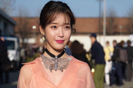 Cantiknya IU Tampil dengan Busana Pink di Milan Fashion Week