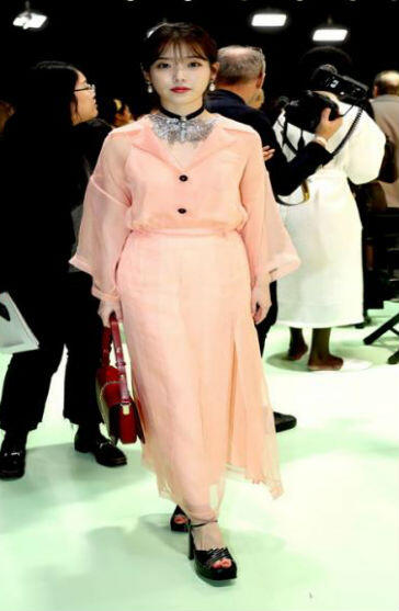 Cantiknya IU Tampil dengan Busana Pink di Milan Fashion Week