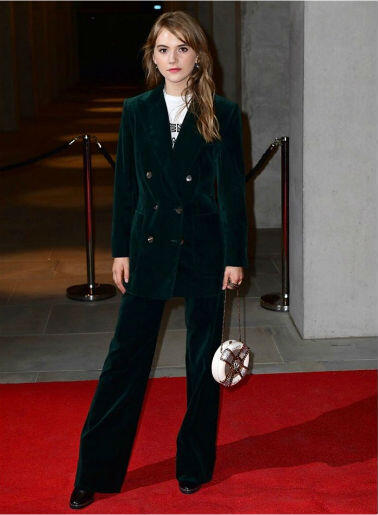 9 Inspirasi OOTD Kece Emilia Jones, Tampil Memukau dengan Gaya Simpel!
