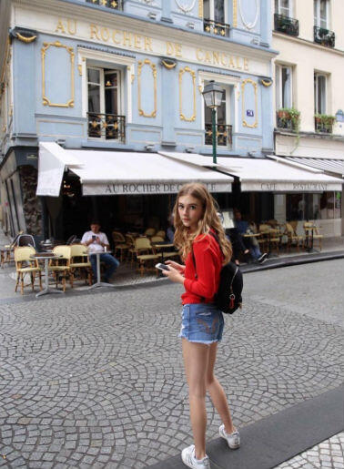 9 Inspirasi OOTD Kece Emilia Jones, Tampil Memukau dengan Gaya Simpel!