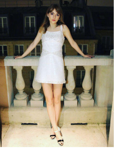 9 Inspirasi OOTD Kece Emilia Jones, Tampil Memukau dengan Gaya Simpel!