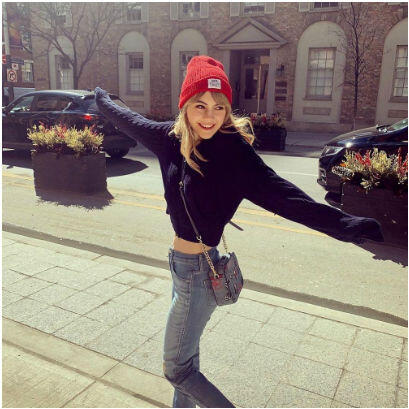 9 Inspirasi OOTD Kece Emilia Jones, Tampil Memukau dengan Gaya Simpel!