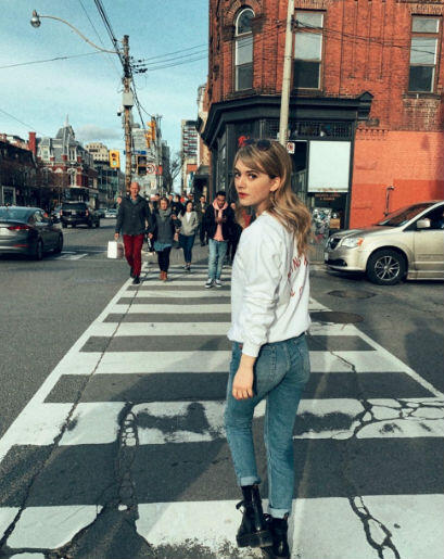 9 Inspirasi OOTD Kece Emilia Jones, Tampil Memukau dengan Gaya Simpel!