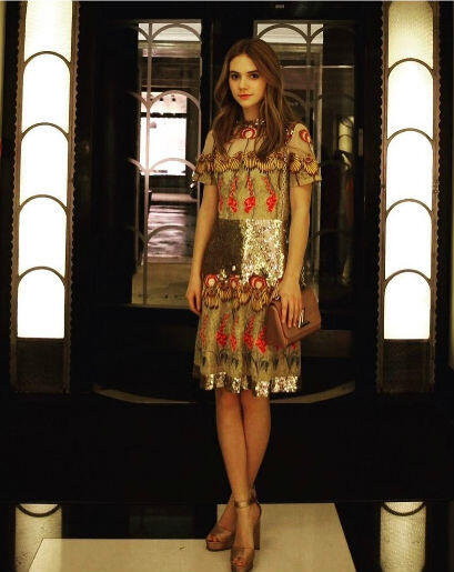 9 Inspirasi OOTD Kece Emilia Jones, Tampil Memukau dengan Gaya Simpel!