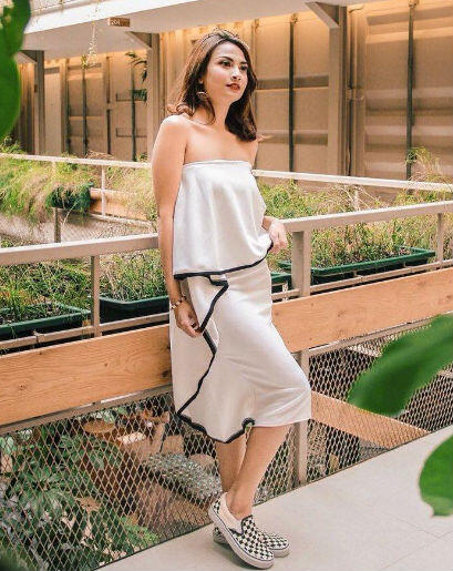 9 Ide Mix and Match Gaya Monokrom ala Vanessa Angel, Super Simpel!