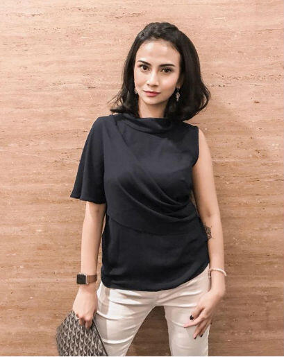 9 Ide Mix and Match Gaya Monokrom ala Vanessa Angel, Super Simpel!