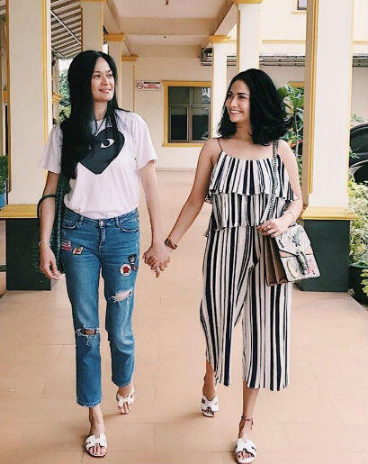 9 Ide Mix and Match Gaya Monokrom ala Vanessa Angel, Super Simpel!
