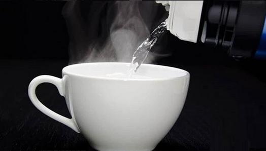6 Manfaat Hebat Rajin Minum Air Putih Hangat Tiap Hari  