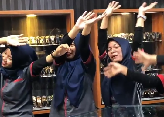 Karyawan Toko Konser Solo Ekspresi Mellow, Nyanyi Lagu Ari Lasso! Sudah Mirip Loh