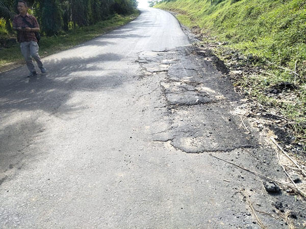 Baru Sebulan Ditambal, Jalan Lingkar Lima Puluh Sudah Rusak Lagi