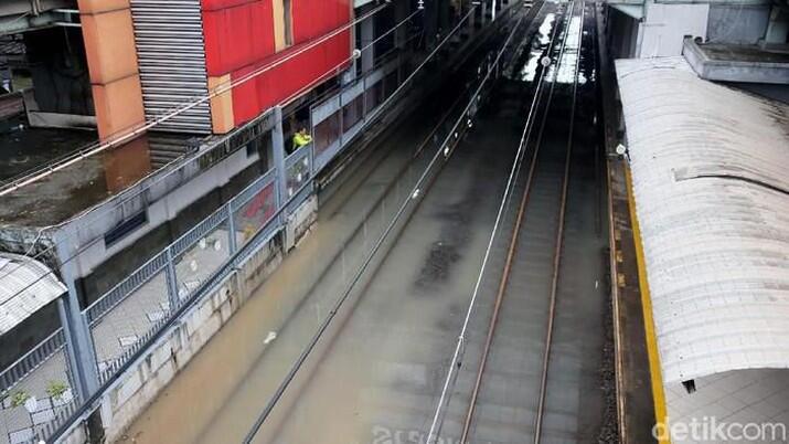 Jakarta Banjir, KRL Lumpuh &amp; Stasiun Sudirman Tak Beroperasi