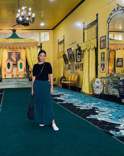 9 OOTD ala Titi Rajo Bintang, Selalu Tampak Muda Layaknya ABG