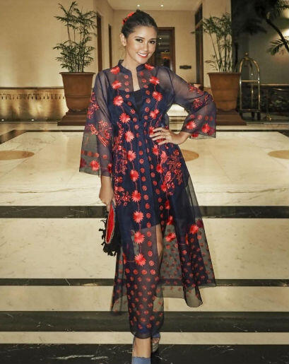 9 OOTD ala Titi Rajo Bintang, Selalu Tampak Muda Layaknya ABG