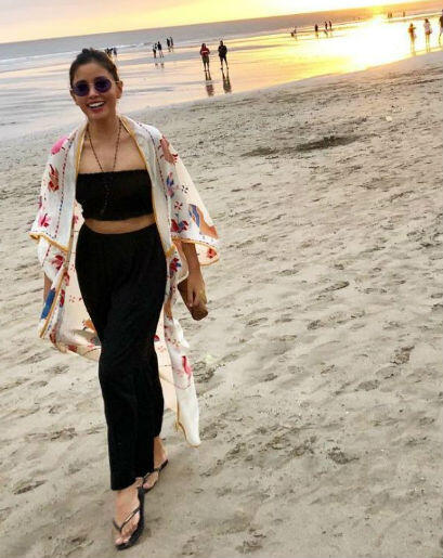 9 OOTD ala Titi Rajo Bintang, Selalu Tampak Muda Layaknya ABG