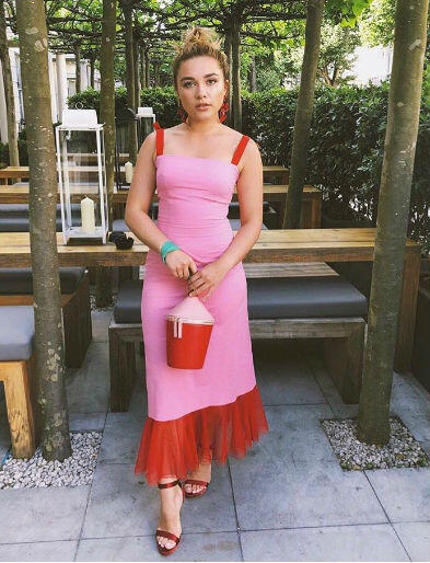 10 Inspirasi Gaun Pesta Simpel nan Glamor ala Florence Pugh, Feminin!