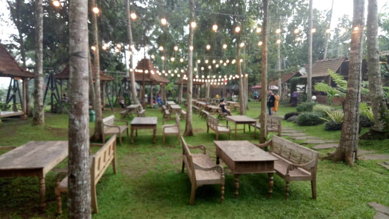 Kampung Banyumili - Resto dengan Pemandangan Indah