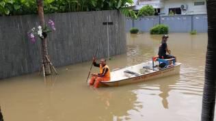 Banjir Kelapa Gading: Warga Desak Minta Pintu Air Dibuka, Anies Tunggu Air Laut Surut