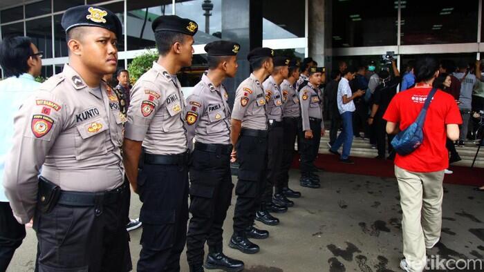 Gedung DPR Tiba-tiba Berasap. Netizen: Alhamdulillah