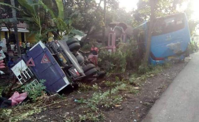 Truck Warga Puger Terbalik, Tabrak Bus Di Jalan Sukosari Lumajang