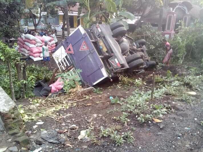 Truck Warga Puger Terbalik, Tabrak Bus Di Jalan Sukosari Lumajang