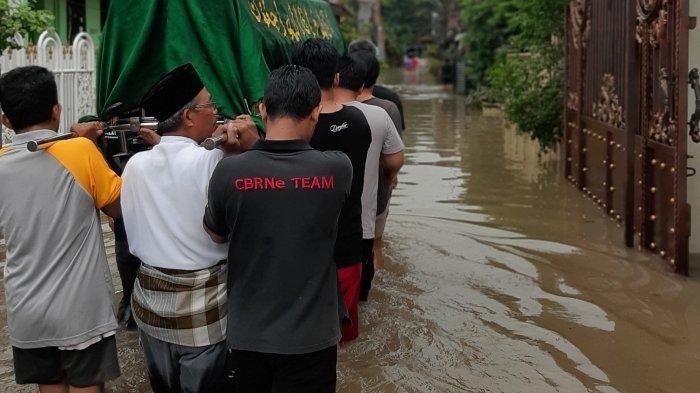 Warga Cakung Gotong Keranda Jenazah Terjang Banjir