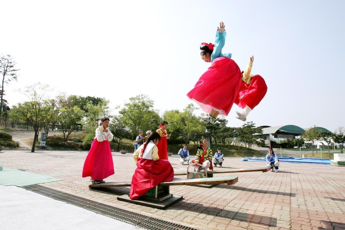 Waktu Kecil Anak-Anak Korea Mainnya Apa Sih? Yuk Simak 5 Permainan Tradisional Korea