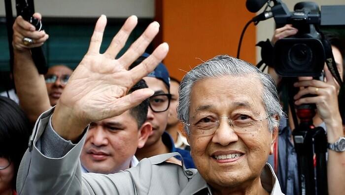 PM Mahathir Serahkan Surat Pengunduran Diri ke Raja Malaysia!