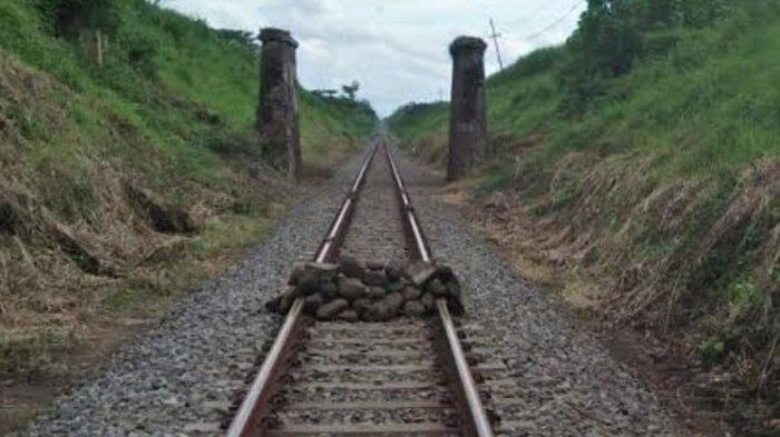 Sabotase Kereta, Tumpukan Batu Di Tengah Rel Kereta!