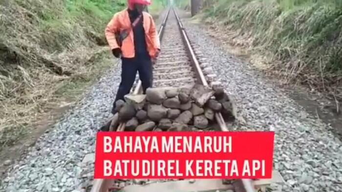 Sabotase Kereta, Tumpukan Batu Di Tengah Rel Kereta!
