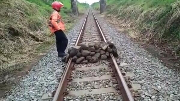 Sabotase Kereta, Tumpukan Batu Di Tengah Rel Kereta!