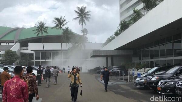 Asap Mengepul di Gedung Nusantara III DPR, Penghuni Panik Berhamburan