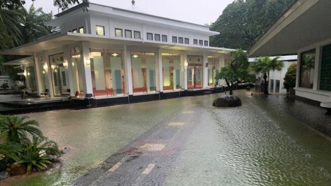 Banjir Selasa Hari Ini, Jakarta Lumpuh Total