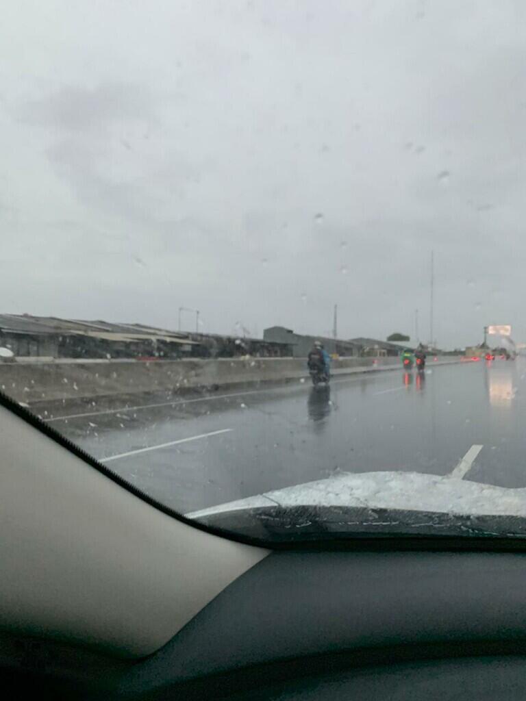 Kalimalang Bekasi Banjir - Motor diperbolehkan masuk Tol Becakyu